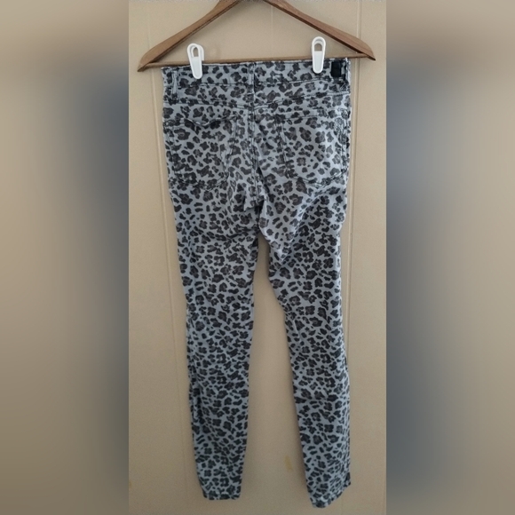 Jessica Simpson kiss me jegging, snow leopard pattern, size 27, 7.5" rise - Picture 3 of 7